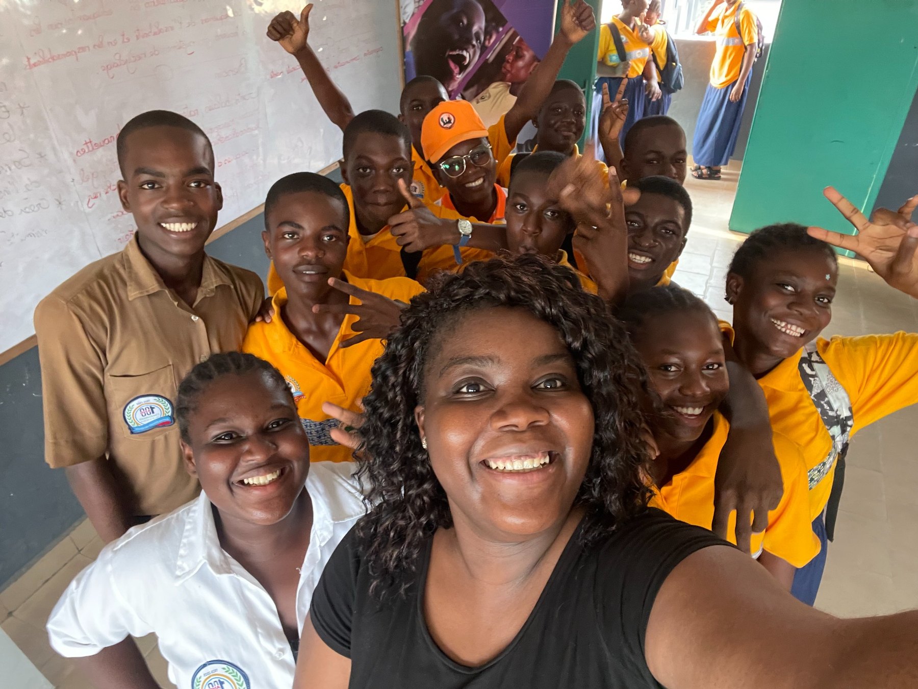 Jeunes participants souriants avec Small Graine