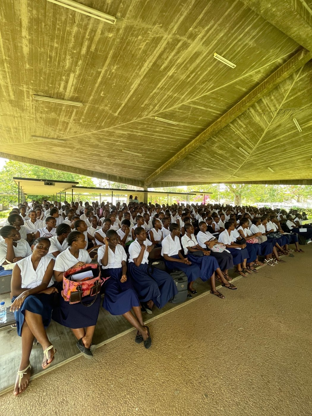 Grand groupe de jeunes sensibilisés